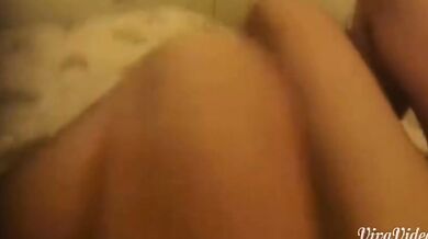 Cô gái xinh đẹp chụp ảnh tự sướng khi đang quan hệ với bạn tình, vừa xoay eo vừa lắc hông một cách điên cuồng và thở hổn hển (1)