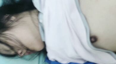 Em gái bị anh trai đánh, cắn khăn để ngừng khóc vì đau