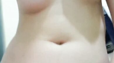 中学生がお風呂に入りながら、胸を揉み、マンコを弄り、糸を引っ張りながらオナニーする