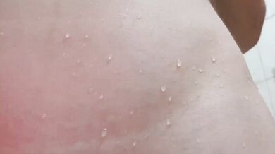 中学生がお風呂に入りながら、胸を揉み、マンコを弄り、糸を引っ張りながらオナニーする