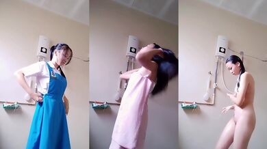 Cô gái mặc đồng phục học sinh Malaysia chụp ảnh tự sướng khi đang tắm