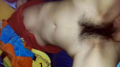 Trong khi chị tôi say và ngủ, anh trai tôi cởi quần lót của chị ấy ra và quan hệ với cái lồn ướt át của chị ấy (3)