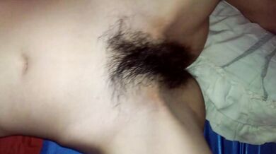 Trong khi chị tôi say và ngủ, anh trai tôi cởi quần lót của chị ấy ra và quan hệ với cái lồn ướt át của chị ấy (3)