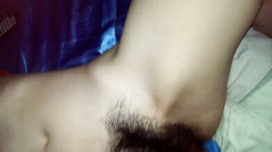 Trong khi chị tôi say và ngủ, anh trai tôi cởi quần lót của chị ấy ra và quan hệ với cái lồn ướt át của chị ấy (3)