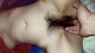 Trong khi chị tôi say và ngủ, anh trai tôi cởi quần lót của chị ấy ra và quan hệ với cái lồn ướt át của chị ấy (3)