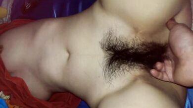 Trong khi chị tôi say và ngủ, anh trai tôi cởi quần lót của chị ấy ra và quan hệ với cái lồn ướt át của chị ấy (3)