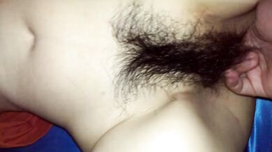 Trong khi chị tôi say và ngủ, anh trai tôi cởi quần lót của chị ấy ra và quan hệ với cái lồn ướt át của chị ấy (3)