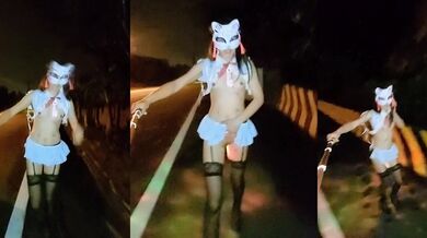 Con hổ trắng tội nghiệp tự sướng ngoài trời