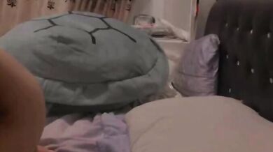 大きなおっぱいの面白い女の子が裸で寝ているビデオ