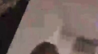 大きなおっぱいの面白い女の子が裸で寝ているビデオ