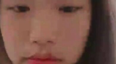 大きなおっぱいの面白い女の子が裸で寝ているビデオ