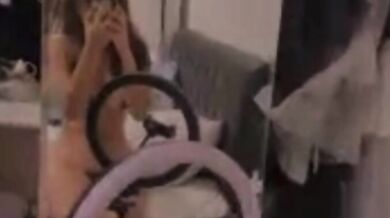 大きなおっぱいの面白い女の子が裸で寝ているビデオ