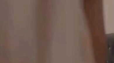 大きなおっぱいの面白い女の子が裸で寝ているビデオ