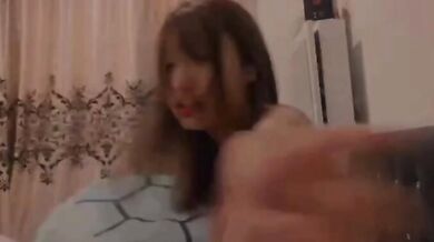 大きなおっぱいの面白い女の子が裸で寝ているビデオ