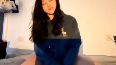 Người đẹp Singapore ngực nhỏ thủ dâm trên video