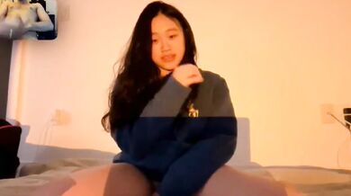 Người đẹp Singapore ngực nhỏ thủ dâm trên video