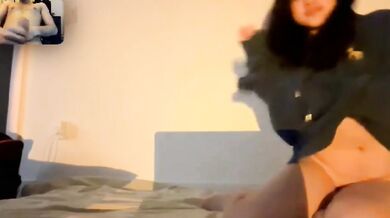 Người đẹp Singapore ngực nhỏ thủ dâm trên video