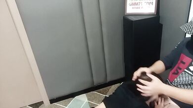 私の同僚は家にいなかったので、妻をKTVに来て歌いながら同時にセックスするように誘惑しました。