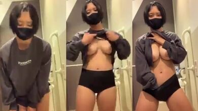 Con đĩ cởi đồ và thủ dâm trong nhà vệ sinh 1