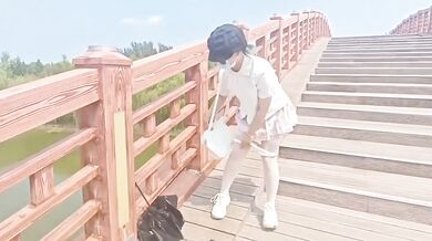 橋の上で露出するJKビッチを調教