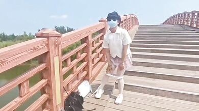 橋の上で露出するJKビッチを調教