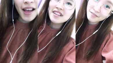 Bộ ngực tội nghiệp thích hát cô gái đeo kính tắm