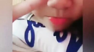 Cô gái ngực to khoe ngực trên giường