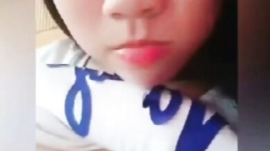 巨乳の女の子がベッドで胸を露出させて自撮りする