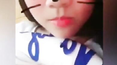 巨乳の女の子がベッドで胸を露出させて自撮りする