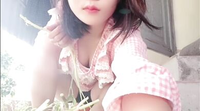 Một nhân viên bán hàng dễ thương trong một cửa hàng điện thoại di động nổi tiếng đang để ngực trần