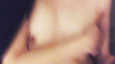 Chị em quan hệ tình dục tại nhà, chị gái bảo không được xuất tinh vào trong, anh trai vào trong