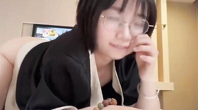 Con đĩ đeo kính thích thủ dâm-1