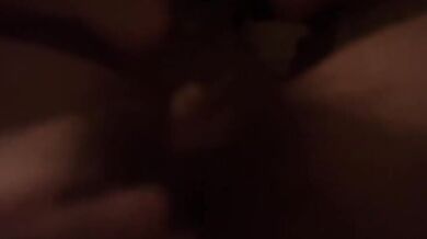 キルトの下でマンコを触る自撮り