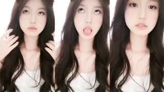 Contrast rabbit teeth beauty Ah He Yan exposing milk