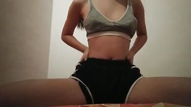 【枕オナニー娘1】服を脱がせて誘惑した後は顔出しで胸を揉みまくり最後は下着越しにオナニー