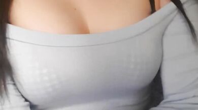 美しい女性学生がストリップする自撮り