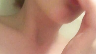 セクシーな雌犬が発情期にオナニーする