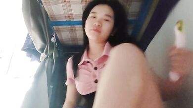 Cô gái mũm mĩm thủ dâm bằng máy rung trong ký túc xá