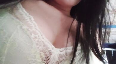 Cô gái mũm mĩm thủ dâm bằng máy rung trong ký túc xá