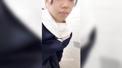 可愛い制服高校生の妹のトイレ