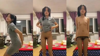 Cô gái tóc đuôi ngựa đôi nhảy nóng bỏng trên mạng đen