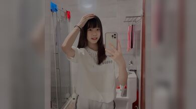 Cô gái dễ thương tương phản học cách trở thành một con đĩ